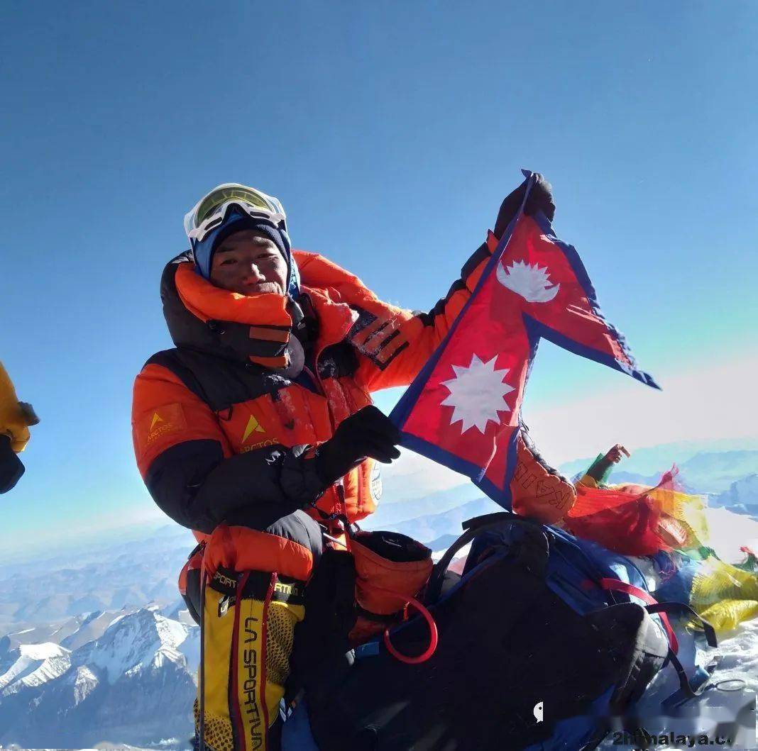 登山比赛：尼泊尔选手登顶成功